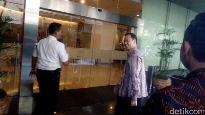 Jelang Reshuffle, Tom Lembong Hanya Mampir Setengah Jam di Kantor