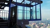 Sekadar tips, jangan pernah meilhat ke bawah saat menjajal Sky Box. Dijamin bikin merinding, apalagi bila traveler takut akan ketinggian (Wahyu/detikTravel)
