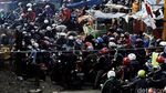 Sepeda Motor Sesaki Perlintasan KA Pasar Minggu