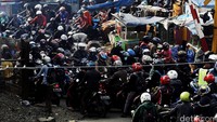 Antrean sepeda motor hanya menyisakan ruang setapak bagi pejalan kaki, sementara seluruh ruang jalan selebar sekitar empat meter terlihat dipenuhi oleh sepeda motor yang panjang mengantre dan saling mendahului untuk melintas.