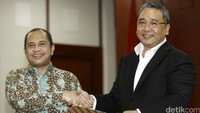 Marwan Jafar dan Eko Putro Sandjojo bertukar surat serah terima jabatan.