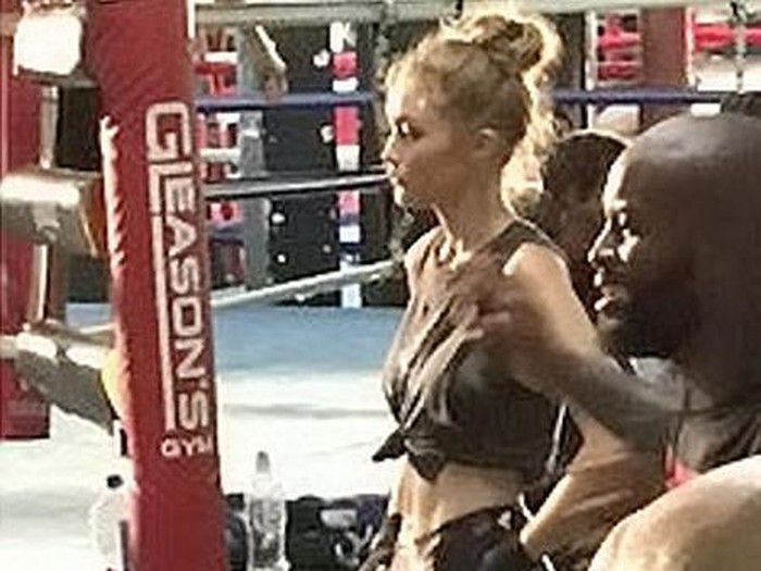 Gaya Rambut Messy Bun