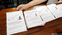 Petugas memeriksa kartu keluarga (KK) dan kartu tanda penduduk (KTP) penghuni rumah kos warga negara asing saat Operasi Yustisi tersebut.