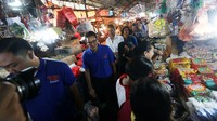 Sandiaga berkeliling pasar.