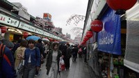 Foto: Di Nakamise banyak terdapat toko-toko di mana traveler bisa icip-icip jajanan khas Jepang dan belanja suvenir. Dari gantungan kunci, kartu pos, kipas, hingga kaos ada di sini (Kurnia/detikTravel)