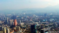Seperti ini pemandangan yang terlihat dari dalam Sky Box. Kota Kuala Lumpur yang tertata rapi dan indah dilihat dari ketinggian (Wahyu/detikTravel)