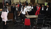 Jessica dalam rekonstruksi tampak duduk sesuai dengan keterangan saksi.