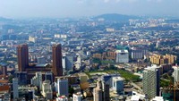 Foto: Berwisata ke Malaysia, jangan hanya berfoto di depan Menara Petronas saja. Naik juga ke puncak Menara Kuala Lumpur untuk sensasi petualangan yang memacu adrenalin (Wahyu/detikTravel)