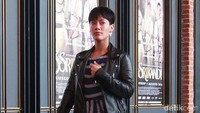 Ia tampak percaya diri dengan penampilannya tersebut.
