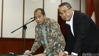 Marwan Jafar dan Eko Putro Sandjojo menandatangani surat serah terima jabatan.