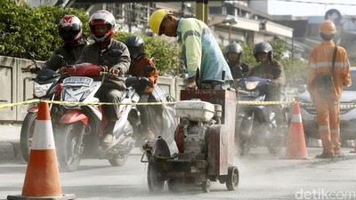 Jalan Raya Pasar Minggu Diperbaiki