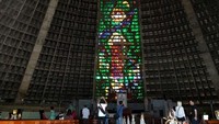 Foto: Gereja dengan banyak kaca ini menjadi salah satu landmark kota Rio dan tidak pernah dilewatkan oleh wisatawan (Ken/detikTravel)