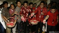 Ketua YLBHI Alvon Kurnia Palma, Ketua Tim Advokasi Hukum PDI P Sira Prayuna, Ketua Komnas Ham Imdadun Rahmat, Ketua DPP PDI P Djarot Saiful Hidayat, Sekjen PDI P Hasto Kristianto, Ketua DPP PDI P Trimedia Pandjaitan melakukan tabur bunga di parkiran DPP PDI P.