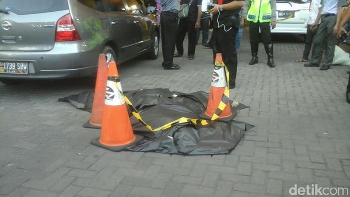 Seorang Pria Tewas Lompat dari Lantai Atas ITC Mega Grosir