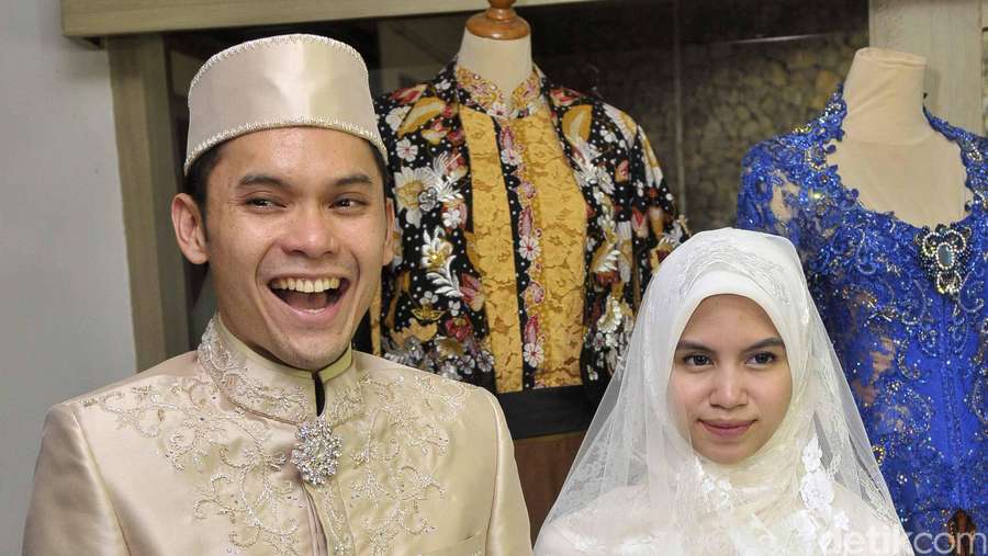 Mengintip Baju Pengantin Ben Kasyafani dan Calon Istri 