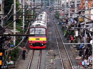 Pohon Tumbang Ganggu Perjalanan KRL di Stasiun Ancol dan Karet