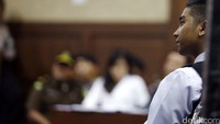Jessica mendengarkan keterangan para saksi.