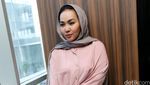 Dewi Gita Tampil Berkerudung