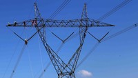 Penggantian isolator SUTET 500 KV ini tanpa pemadaman aliran listrik. Ist/PLN.