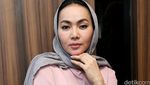 Dewi Gita Tampil Berkerudung