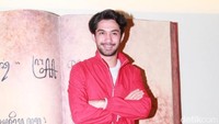 Reza Rahadian juga berperan dalam film tersebut sebagai Donald Pandiangan.