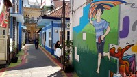 Jalan kampung yang berada di pusat kota Surabaya tetap terjaga kebersihannya.
