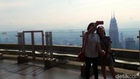 Bila traveler takut akan ketinggian dan tidak berani menjajal Sky Box. Cukup jalan-jalan di sekitar Sky Deck saja, foto-foto narsis di sini juga tak kalah kerennya. (Wahyu/detikTravel)