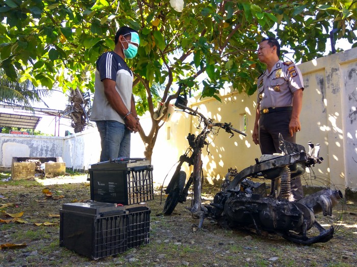 Pemuda ini Dihajar Warga karena Tepergok Curi Baterai Lampu Taman, Motor Dibakar