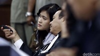 Rekonstruksi posisi duduk Jessica, Mirna, Hani di meja 54 saat 6 Januari 2016 di Kafe Olivier juga digelar dalam sidang kali ini.