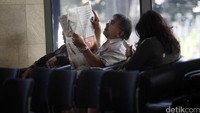 Anggota DPRD Sumut Fraksi Hanura Firman Sitorus menunggu di lobi KPK.