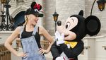 Foto Bareng Mickey Mouse, Gwen Stefani Sumringah Banget!