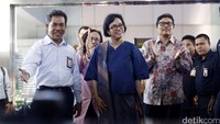 Sri Mulyani melempar senyuman kepada para pegawai Kemenkeu.
