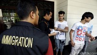 Pemerintah Kota DKI Jakarta menggelar Operasi Yustisi kepada Warga Negara Asing (WNA) yang menghuni di rumah kos, di kawasan Mampang, Jakarta Selatan, Rabu (27/07/2016). 