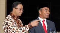 Anies dan Muhadjir berbindang disela-sela Sertijab Mendikbud.