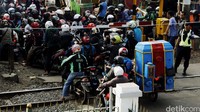 Kondisi macet yang kerap tidak bergerak tersebut pun tak ayal mengancam keselamatan para pengguna jalan.