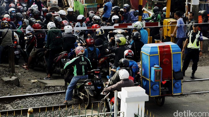Bawa Barang Berlebihan Naik Motor Bisa Ganggu Manuver