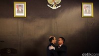 Sudirman Said dan Arcandra Tahar saling berpelukan usai acara serah terima jabatan Menteri ESDM.