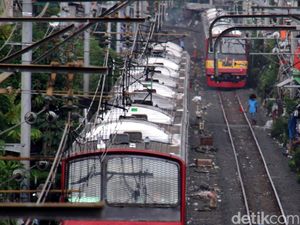 KRL Jakarta Kota Tertahan Gara-gara Benda Asing di Stasiun Cakung