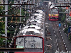 Jalur Rel Terendam, Sejumlah Perjalanan KRL Sempat Terganggu