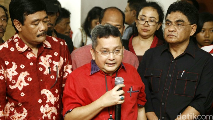 Ketua YLBHI Alvon Kurnia Palma, Ketua Tim Advokasi Hukum PDI P Sira Prayuna, Ketua Komnas Ham Imdadun Rahmat, Ketua DPP PDI P Djarot Saiful Hidayat, Sekjen PDI P Hasto Kristianto, Ketua DPP PDI P Trimedia Pandjaitan melakukan tabur bunga di parkiran DPP PDI P, Jakarta, Rabu (27/7/2016). Tabur bunga ini untuk mengenang peristiwa 27 Juli 1996. Agung Pambudhy/Detikcom.