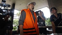 Samsul Hidayatullah tampak mengenaka rompi tahanan KPK.
