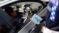 Petugas memberikan penjelasan kawasan yang terkena pembatasan kendaraan ganjil genap.