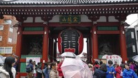 Foto: Gerbang depan ini dinamakan Kaminari Gate. Lampion raksasa yang ada di situ beratnya mencapai 670 kilogram (Kurnia/detikTravel)