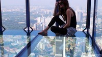 Selama berada di dalam Sky Box, traveler bebas mau berpose seperti apa. Yang terpenting tidak melebihi kapasitas, yaitu maksimal 2-3 orang sekaligus (Wahyu/detikTravel)