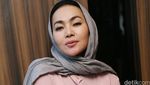 Dewi Gita Tampil Berkerudung
