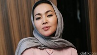 Kini, penyanyi kelahiran 28 Juli 1970 itu mulai membiasakan diri mengenakan hijab. Pool/Palevi S/detikFoto.