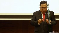 Bambang Brodjonegoro tampak khusyuk berdoa saat mengikuti serah terima jabatan menteri keuangan.