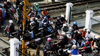 Sebab, lalu lintas KRL Commuter Line Jakarta-Bogor dimaksimalkan dengan rentang waktu lintasan hanya sekitar 15 menit.