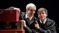 Tidak seperti Draco dan Harry yang bermusuhan, dalam pertunjukan teater ini Scorpius Malfoy (Anthony Boyle) dan Albus Potter (Sam Clemmett) berteman baik! (dok. Manuel Harlan)