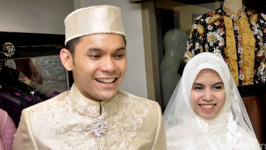 Mengintip Baju Pengantin Ben Kasyafani dan Calon Istri 